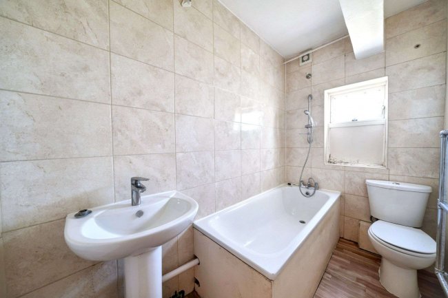 47 Wendover Court, Western Avenue, London W3 0TG 3