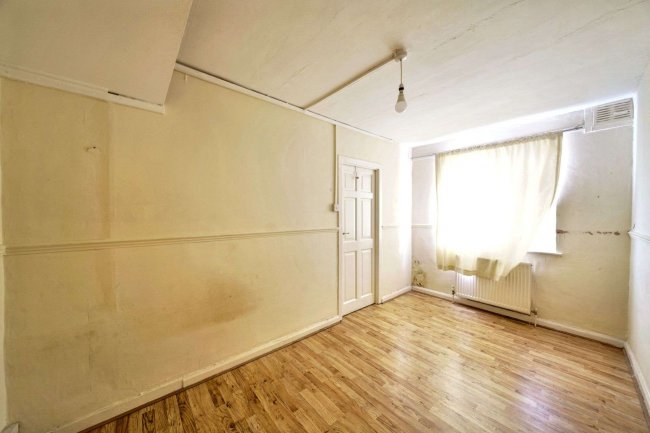 47 Wendover Court, Western Avenue, London W3 0TG 3