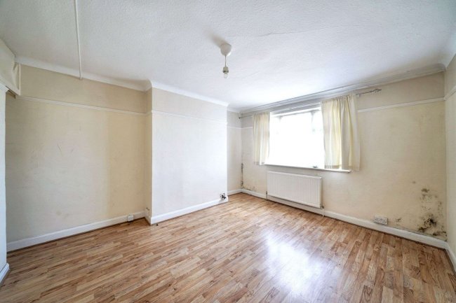 47 Wendover Court, Western Avenue, London W3 0TG 3