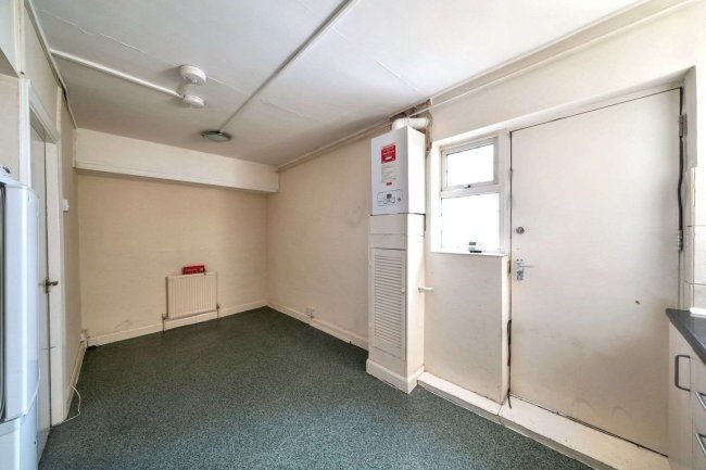 47 Wendover Court, Western Avenue, London W3 0TG 3