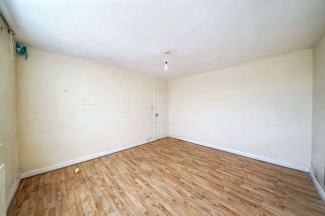 47 Wendover Court, Western Avenue, London W3 0TG 3