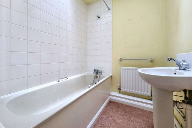 2 Pownsett Terrace, Ilford, Essex IG1 2SW 7