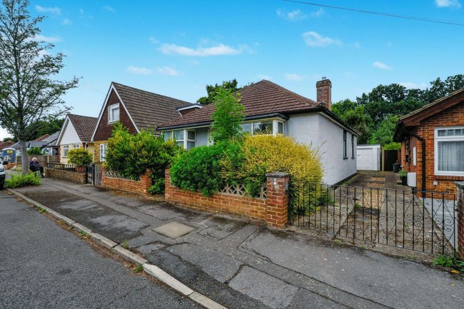 129 Linden Avenue, Ruislip, Middlesex, HA4 8TY 2