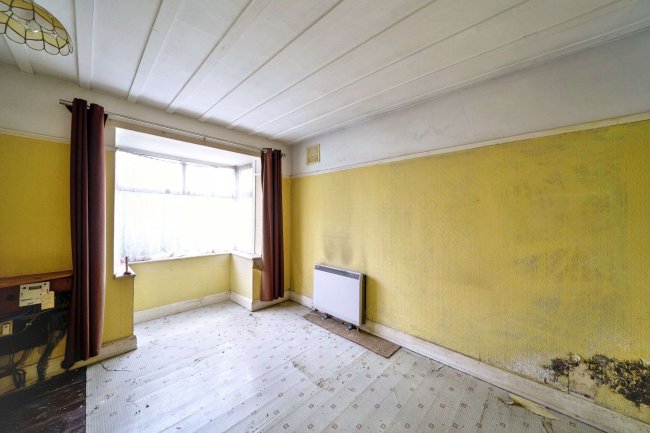 129 Linden Avenue, Ruislip, Middlesex, HA4 8TY 2