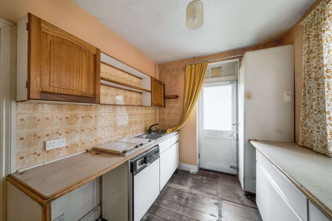 129 Linden Avenue, Ruislip, Middlesex, HA4 8TY 2