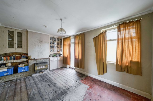 129 Linden Avenue, Ruislip, Middlesex, HA4 8TY 2