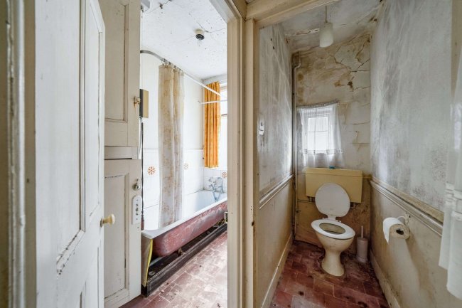 129 Linden Avenue, Ruislip, Middlesex, HA4 8TY 2