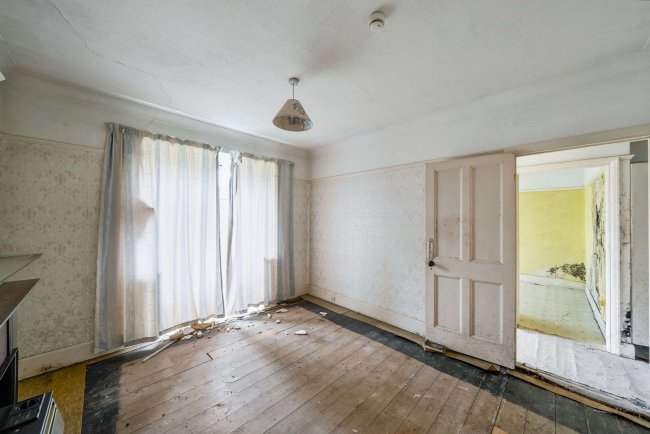 129 Linden Avenue, Ruislip, Middlesex, HA4 8TY 2