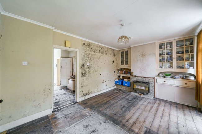 129 Linden Avenue, Ruislip, Middlesex, HA4 8TY 2