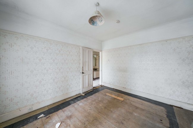 129 Linden Avenue, Ruislip, Middlesex, HA4 8TY 2