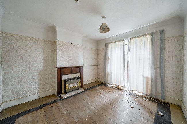 129 Linden Avenue, Ruislip, Middlesex, HA4 8TY 2