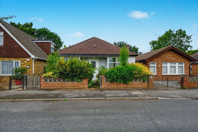 129 Linden Avenue, Ruislip, Middlesex, HA4 8TY 2