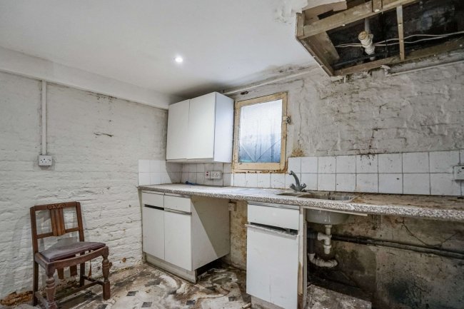 2 East Street, Chatham, Kent, ME4 5NJ 2