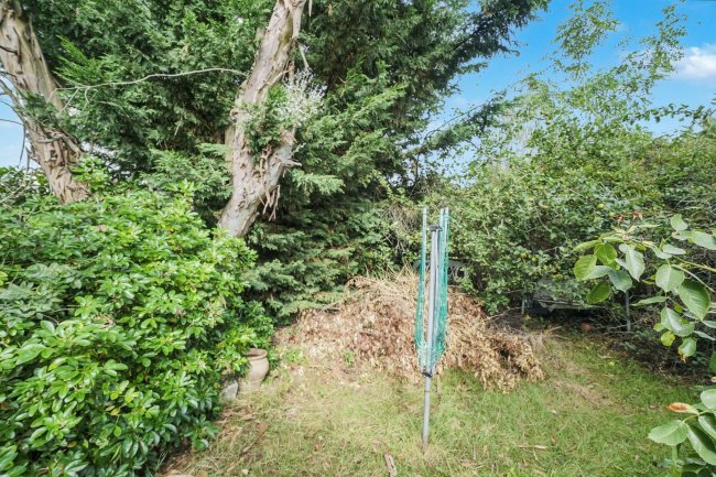 50 Preston Road, Shepperton, Middlesex TW17 0BG 9