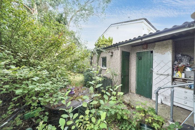 50 Preston Road, Shepperton, Middlesex TW17 0BG 9