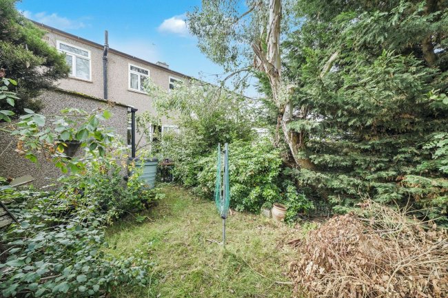 50 Preston Road, Shepperton, Middlesex TW17 0BG 9