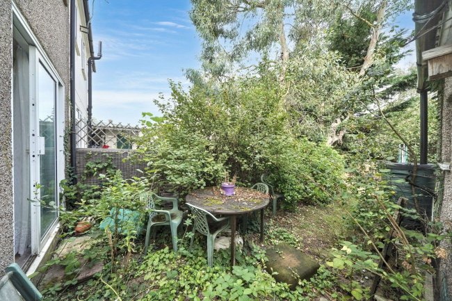 50 Preston Road, Shepperton, Middlesex TW17 0BG 9