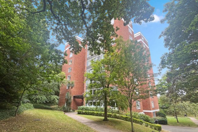 7 Marlowe Court, Lymer Avenue, Dulwich, London SE19 1LP 2