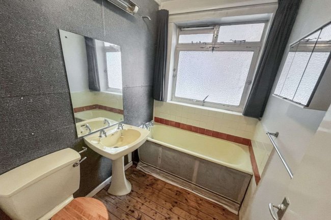 7 Marlowe Court, Lymer Avenue, Dulwich, London SE19 1LP 2