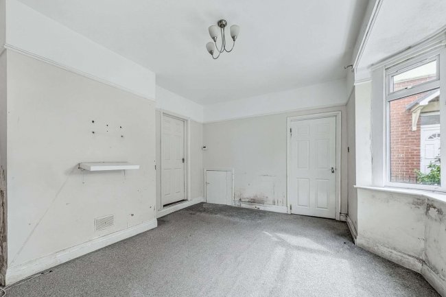 17 The Oval, Newcastle Upon Tyne, NE6 3LH 4