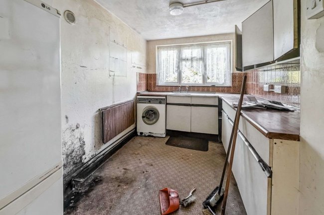 8 Wales Avenue, Carshalton, SM5 3QN 4