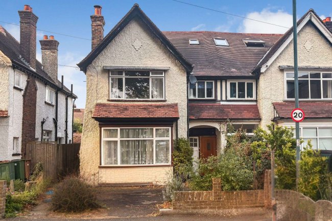 8 Wales Avenue, Carshalton, SM5 3QN 4