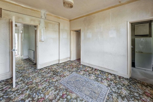 8 Wales Avenue, Carshalton, SM5 3QN 4