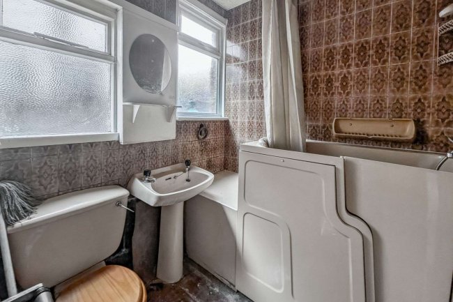 8 Wales Avenue, Carshalton, SM5 3QN 4