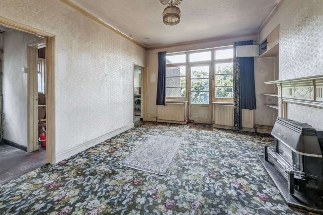 8 Wales Avenue, Carshalton, SM5 3QN 4