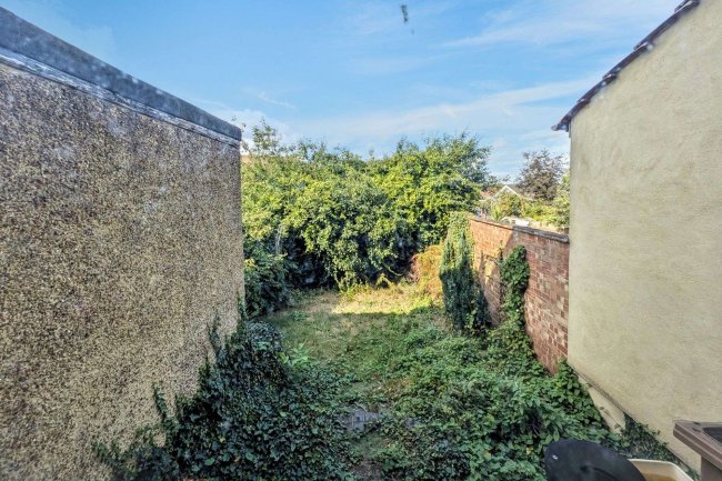 8 Wales Avenue, Carshalton, SM5 3QN 4