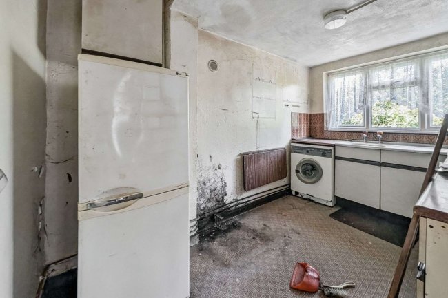 8 Wales Avenue, Carshalton, SM5 3QN 4