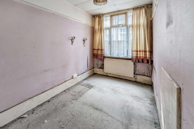 8 Wales Avenue, Carshalton, SM5 3QN 4