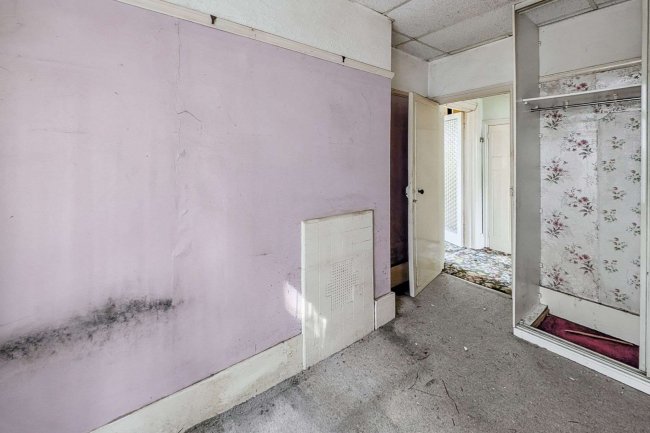 8 Wales Avenue, Carshalton, SM5 3QN 4