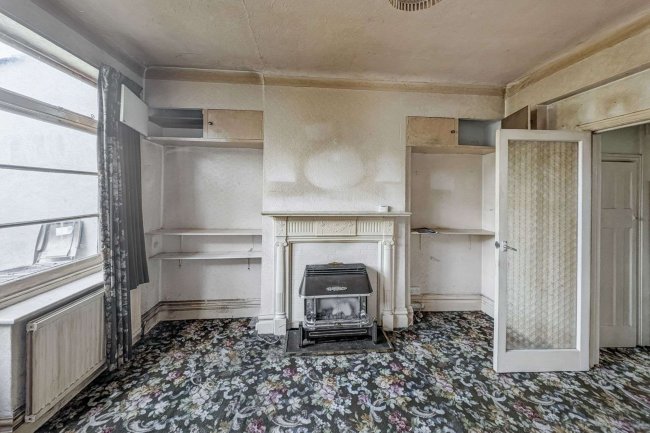 8 Wales Avenue, Carshalton, SM5 3QN 4