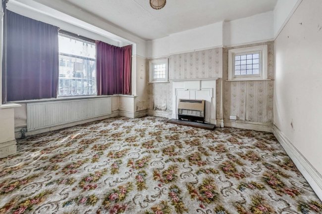 8 Wales Avenue, Carshalton, SM5 3QN 4