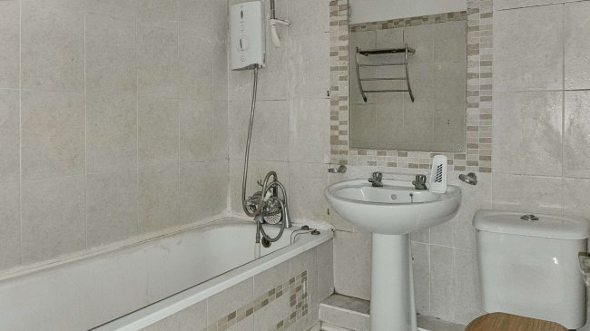 40 Scottwell Drive, Hendon, London, NW9 6QB 3