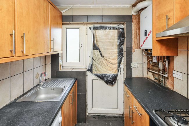 712D Kenton Road, Kenton, Harrow, HA3 9QX 3