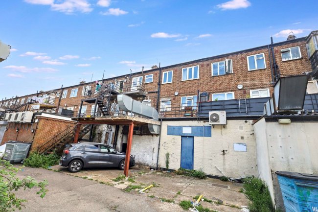 712D Kenton Road, Kenton, Harrow, HA3 9QX 3