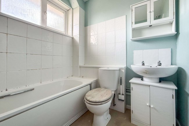 239 Gunville Road, Newport, Isle of Wight, PO30 5LU 2