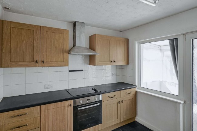 281 Gosport Rd, Fareham PO16 0QF 2