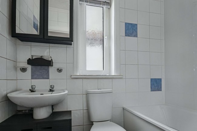 281 Gosport Rd, Fareham PO16 0QF 2