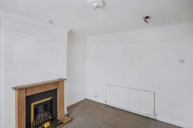 281 Gosport Rd, Fareham PO16 0QF 2