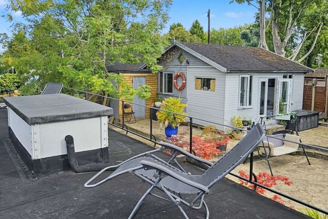 10 Taggs Island, Hampton Court, TW12 2HA 6