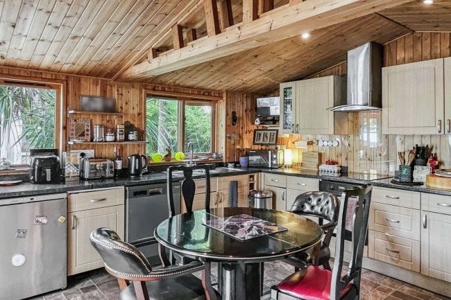 10 Taggs Island, Hampton Court, TW12 2HA 6