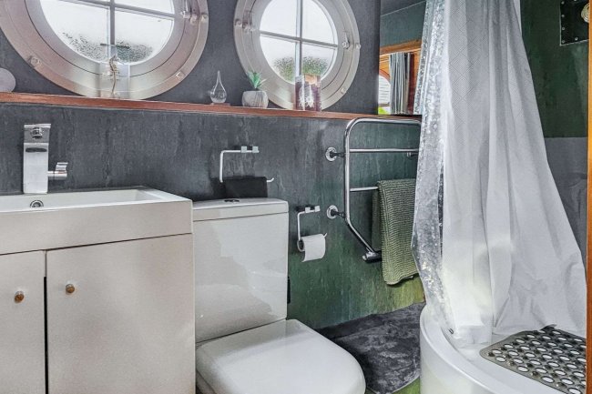 10 Taggs Island, Hampton Court, TW12 2HA 6