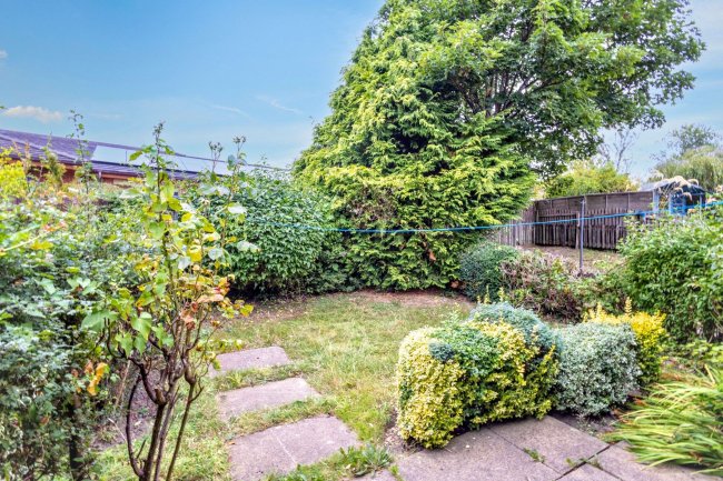 6 Blackbird Gardens, Bradford, West Yorkshire, BD8 0NH 3