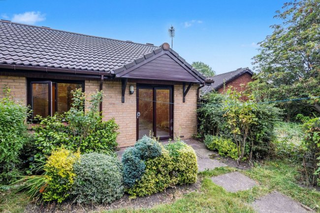 6 Blackbird Gardens, Bradford, West Yorkshire, BD8 0NH 3