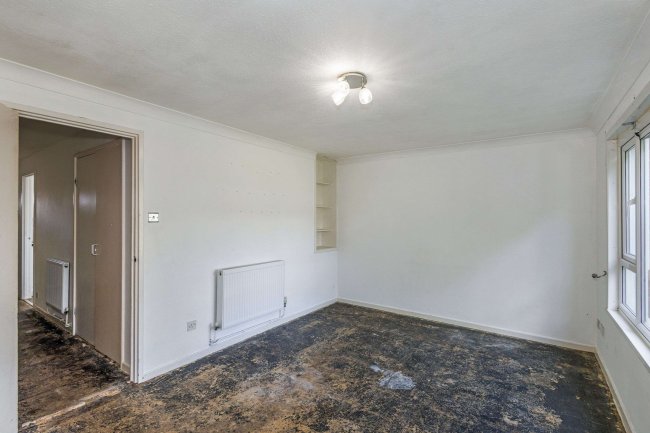 49 Owen Close, Wellingborough, Northamptonshire, NN8 3LW 2