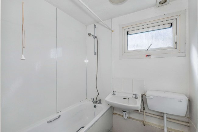 49 Owen Close, Wellingborough, Northamptonshire, NN8 3LW 2