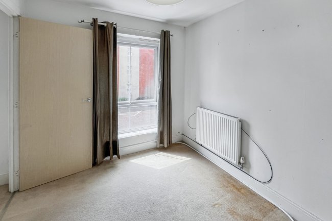 40 Reynolds Avenue, Redhill, Surrey, RH1 1TJ 8